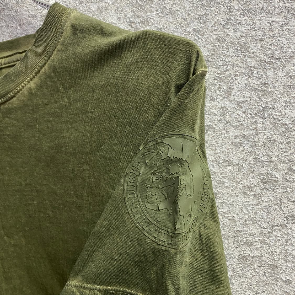 디젤 라운드로고 워시드 카키 반팔티 B4695 상품이미지4