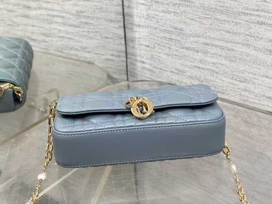 디올 크로스 백시그니처 넝쿨 체크로 클래식한 레터링 참장식
 상품이미지2