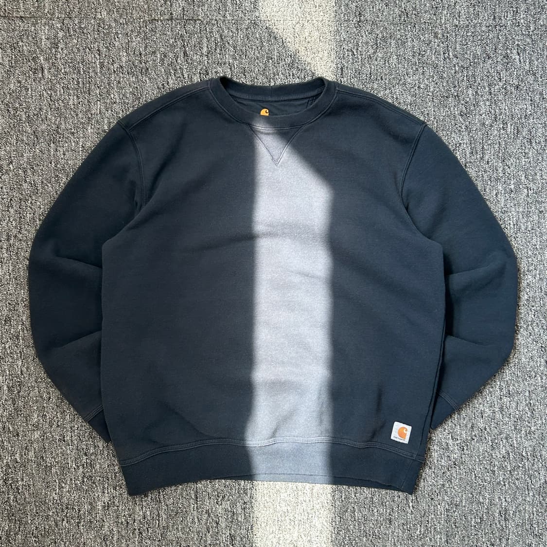 칼하트 미드웨이트 네이비 스웻셔츠 상품이미지1