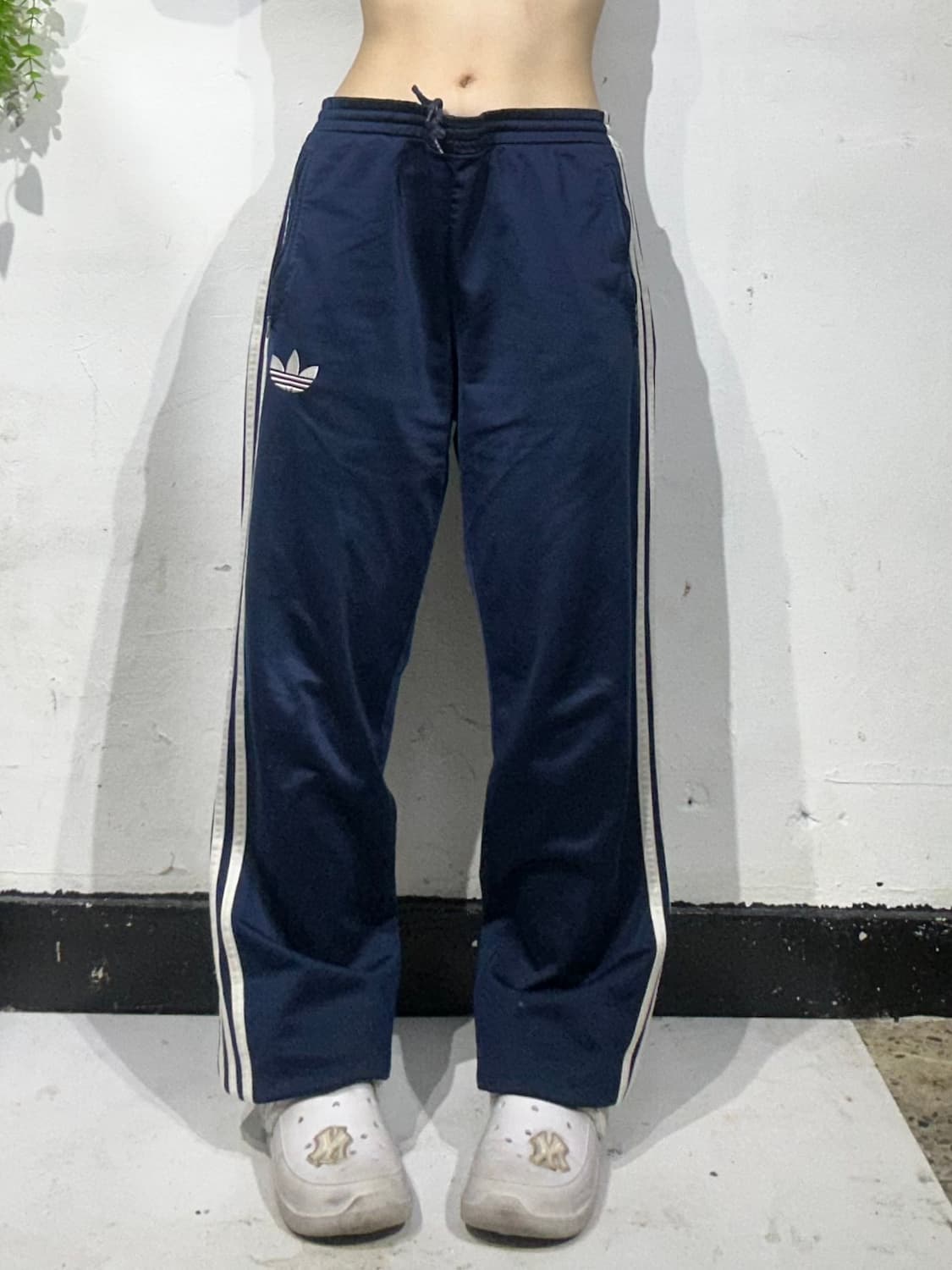 90s 아디다스 네이비 화이트 삼선 파이어버드 와이드 트레이닝 팬츠 상품이미지2