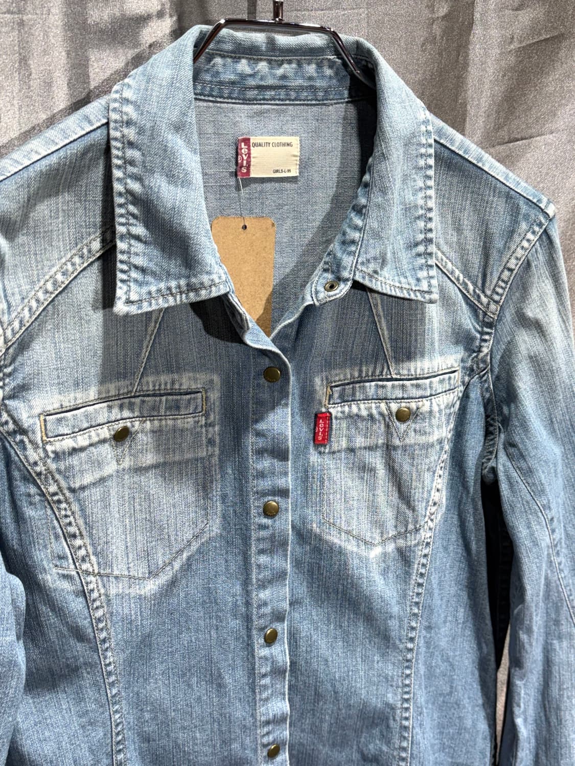 L Levis 리바이스 우먼스 워시드 절개 투포켓 데님셔츠 상품이미지4