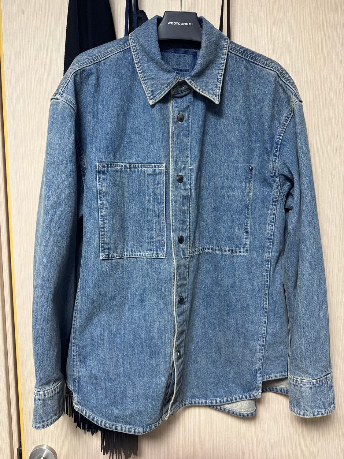 우영미 데님 백로고 셔츠 블루- 24FW, 48사이즈 상품이미지1