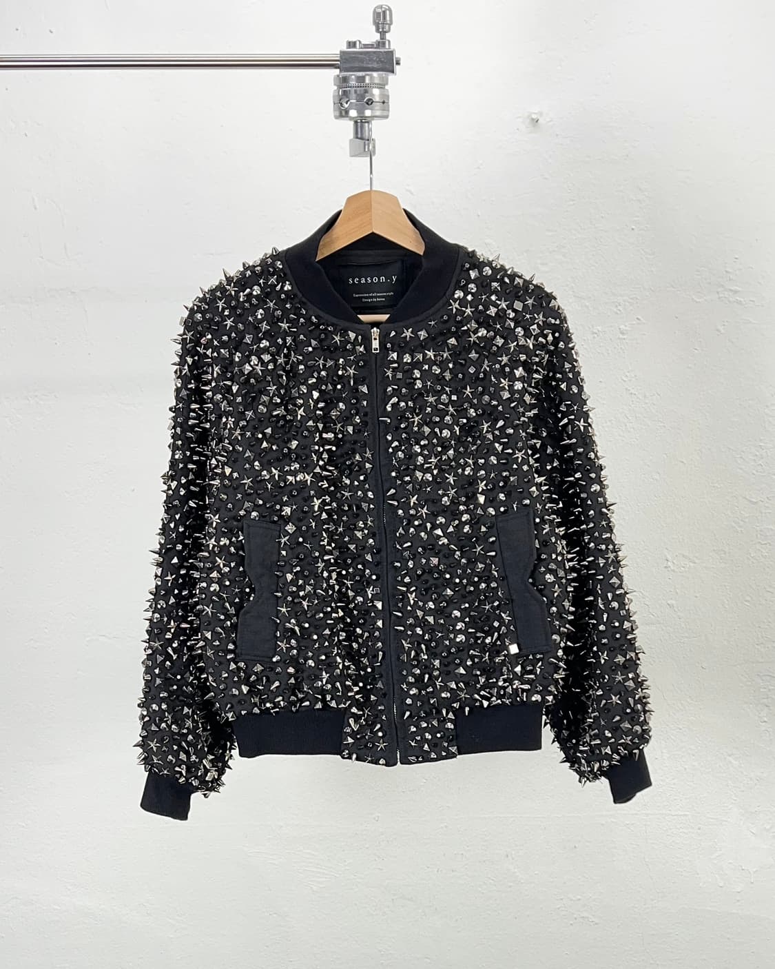 시즌와이 시퀸 블랙 스터드 논카라 게스터 봄버 자켓 상품이미지1