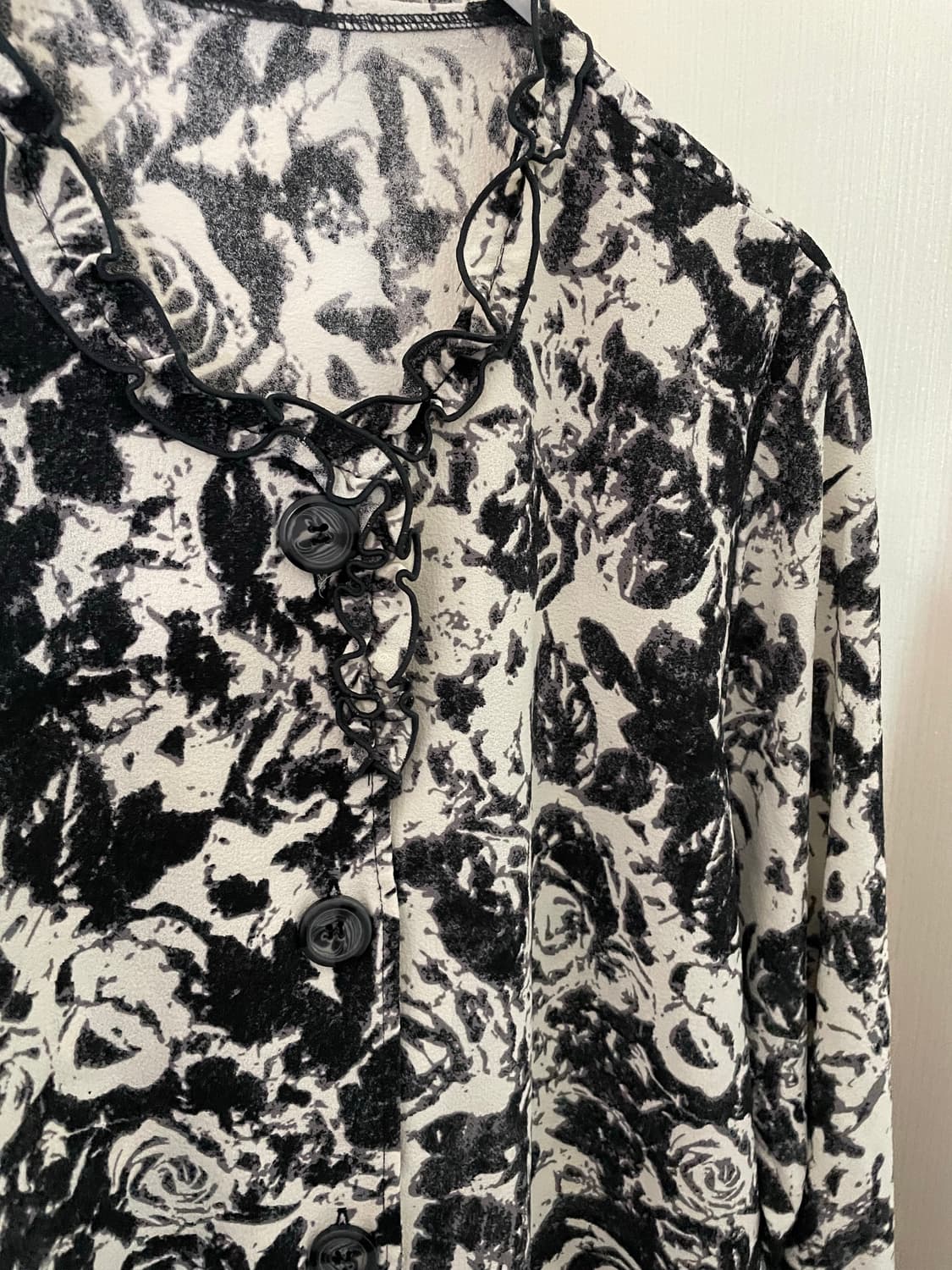 로즈 블랙패턴 블라우스 상품이미지2