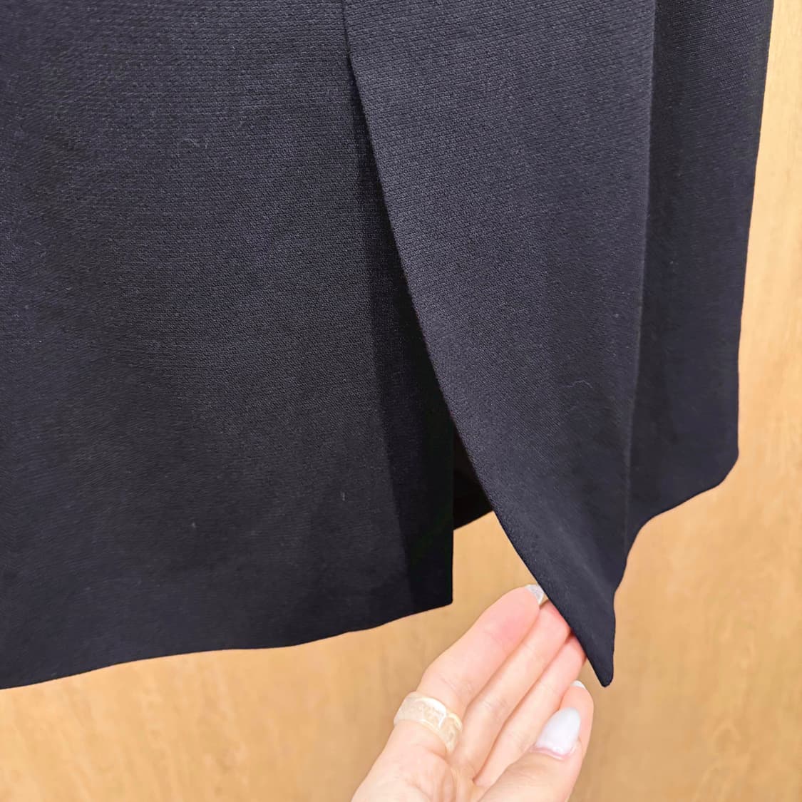 버버리 H라인 미디 스커트 프론트 슬릿 후면 지퍼 디테일 클래식 블랙 상품이미지6