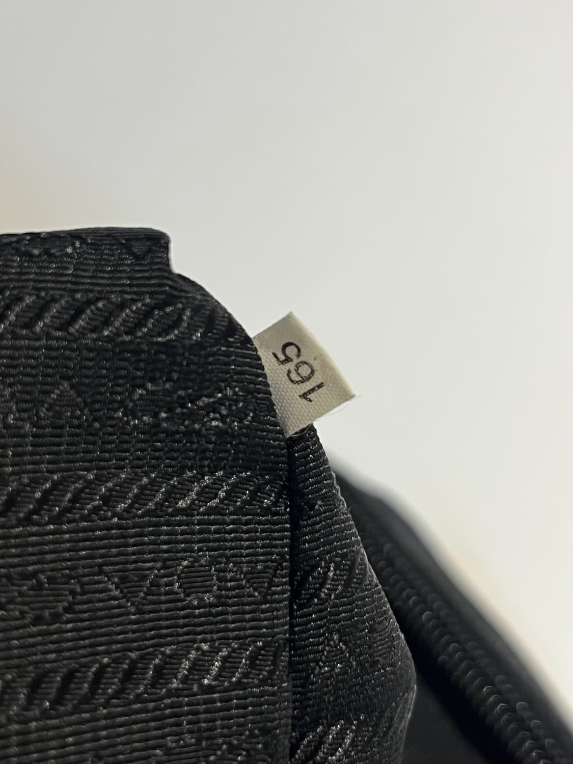 프라다 나일론 원버클 크로스백 상품이미지10