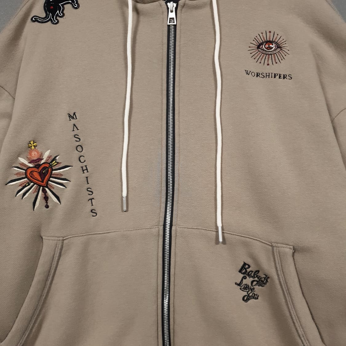 M (95) 송지오 옴므 멀티 자수 패치 포인트 후드집업 베이지 정품 상품이미지2