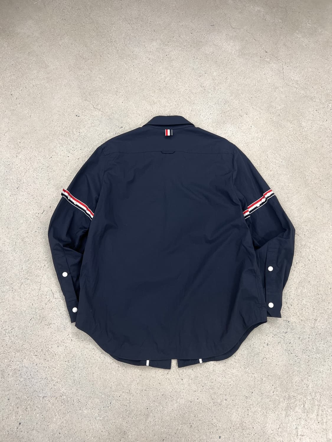 톰브라운 네이비 암밴드 셔츠 자켓 상품이미지4