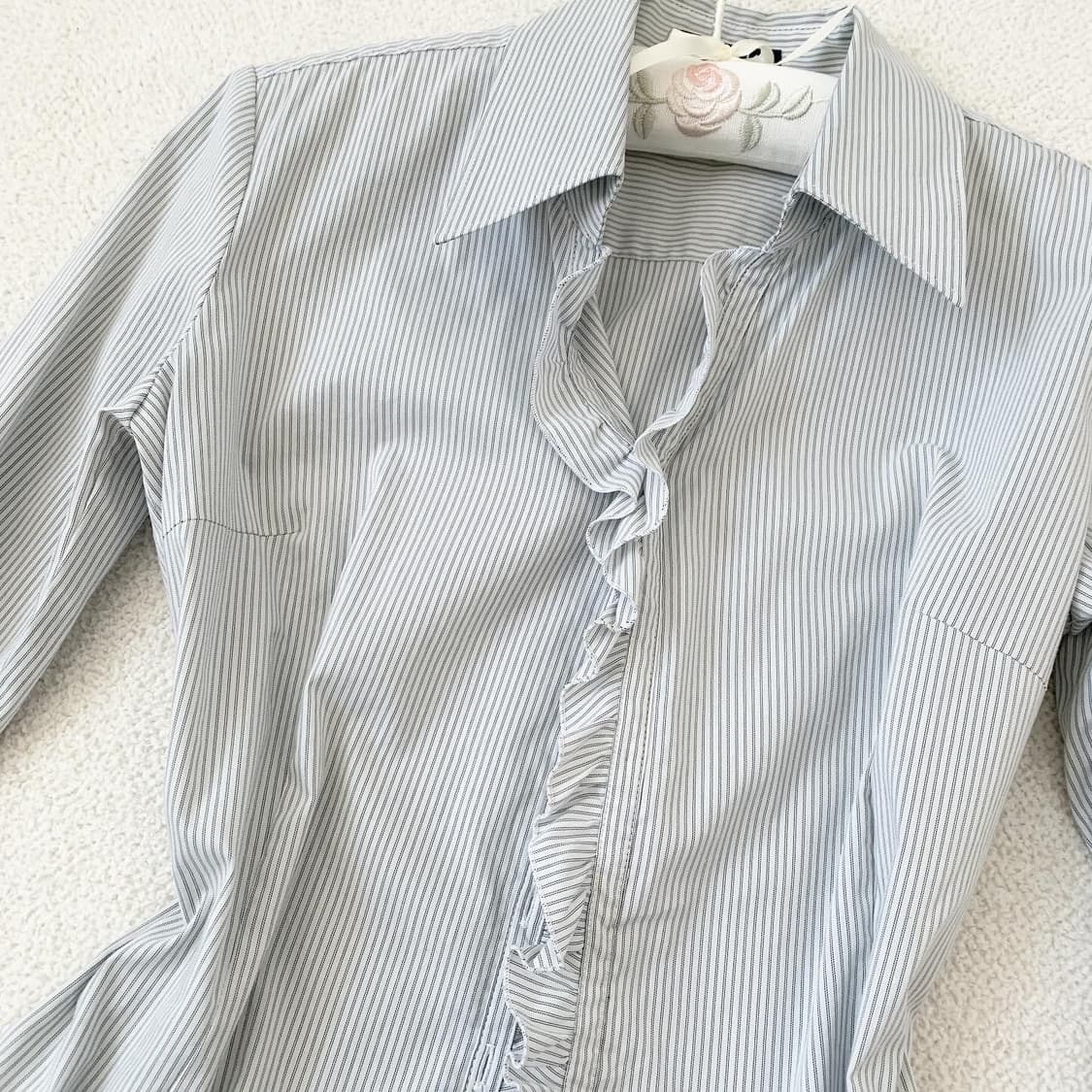 연그레이 스트라이프 미니프릴 셔츠 블라우스 상품이미지2