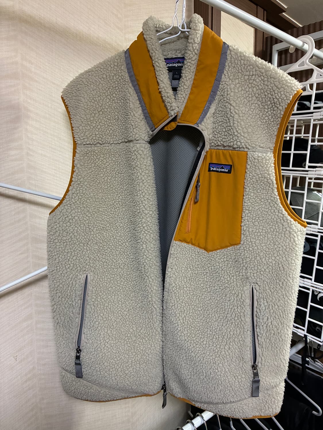 파타고니아 레트로x 펠리컨 골드 베스트 상품이미지1