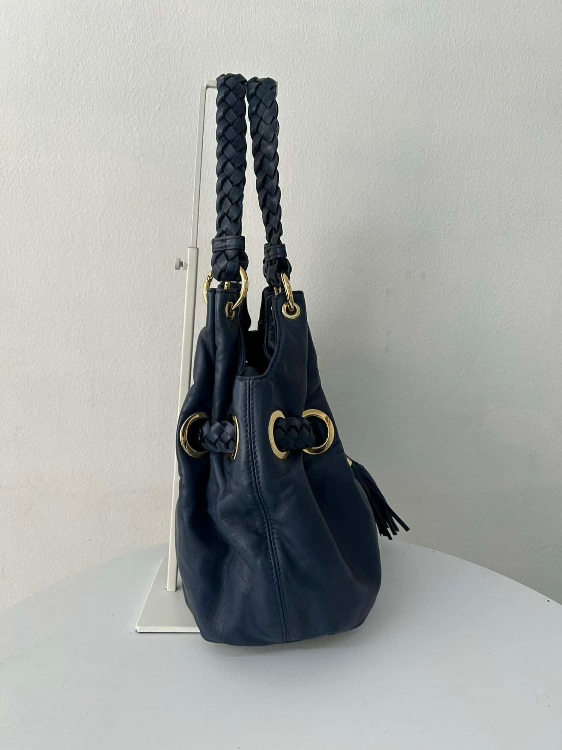 마이클코어스 브레이디드 가죽 테슬 숄더 호보백 상품이미지2