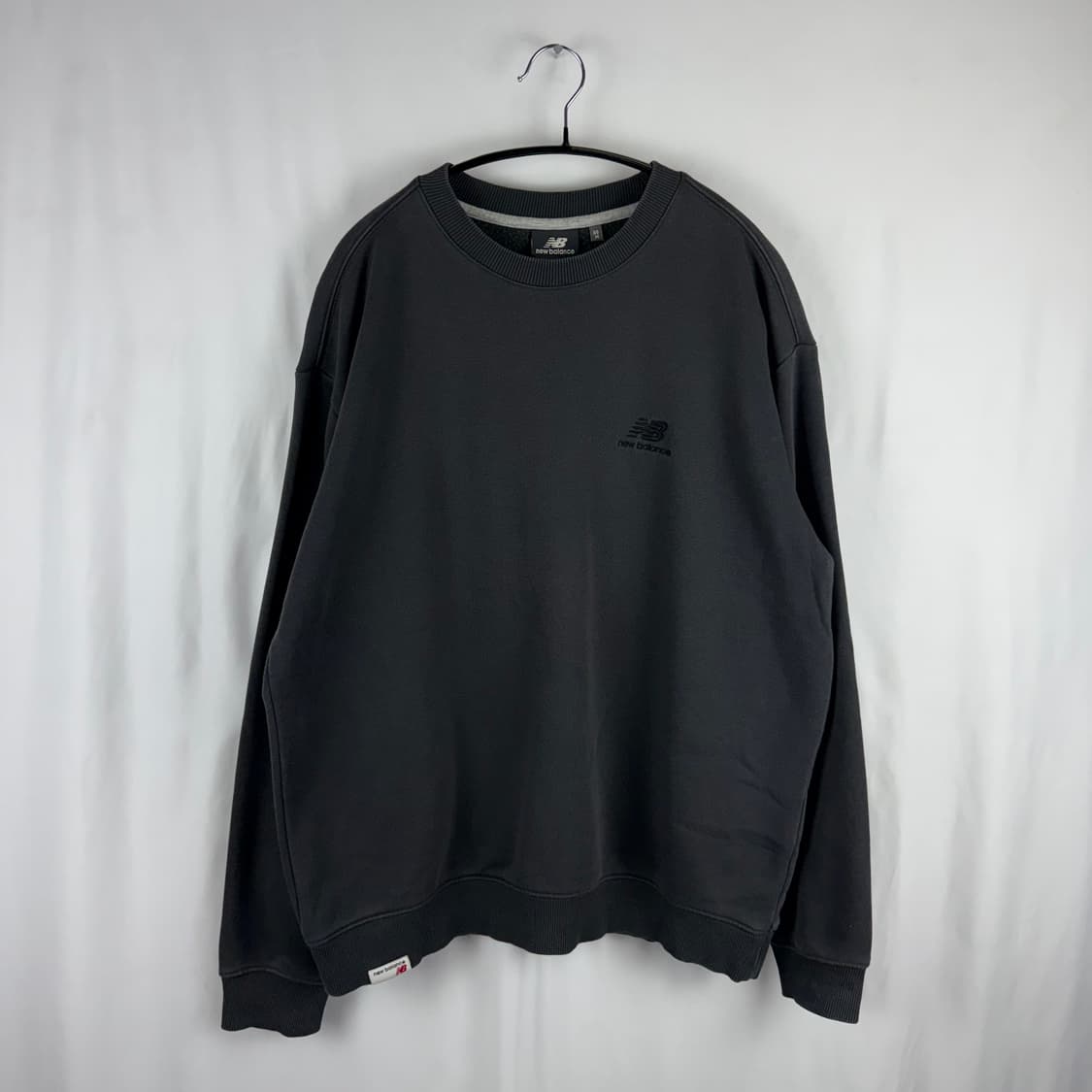  (무료배송)95) 뉴발란스 백 프린팅 맨투맨 차콜 상품이미지2