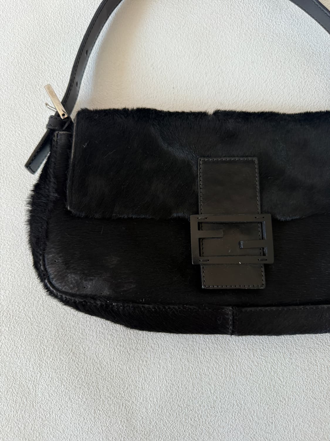 펜디(FENDI) 블랙 송치 바게트 숄더백(ITALY) 상품이미지2