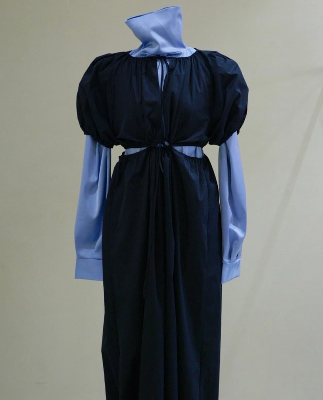 프레클 neuadult 노이어덜트 컷아웃 퍼프 셔링 딮 네이비 원피스 상품이미지1