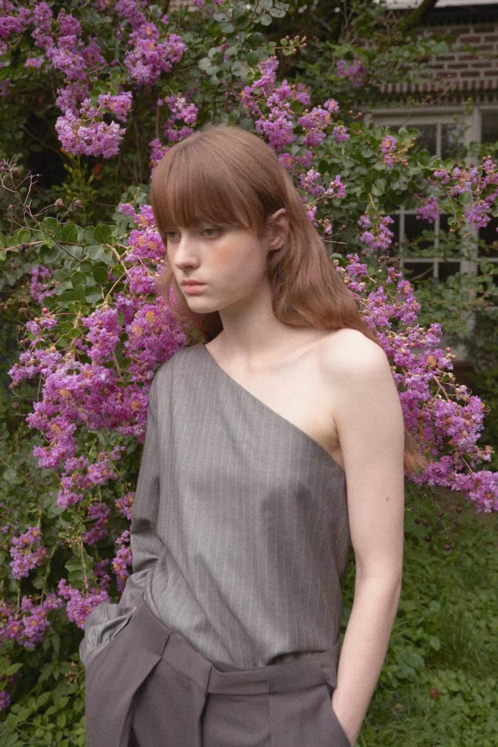 언앤써드미스테리 스트라이프 원숄더 블라우스 그레이 상품이미지2