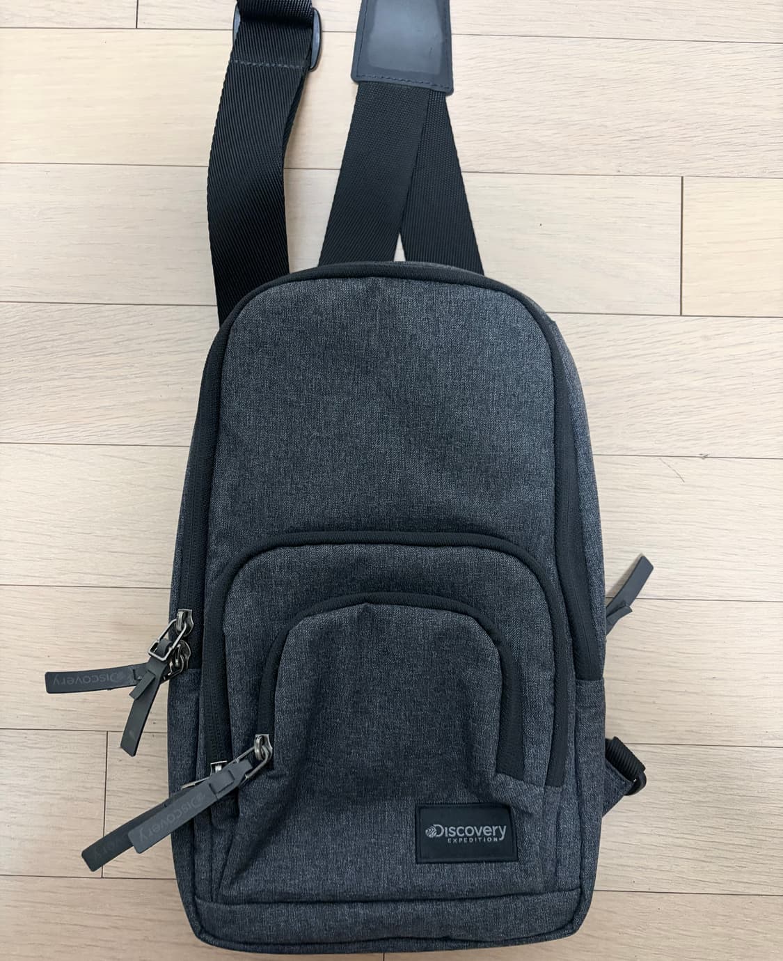 디스커버리 슬링백 크로스백 블랙 상품이미지1