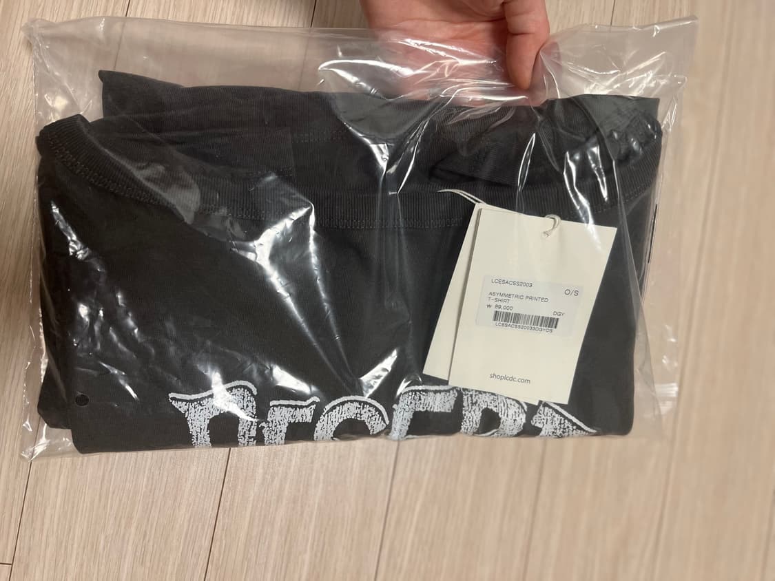 새제품 LCDC ASYMMETRIC PRINTED T-SHIRT 상품이미지3
