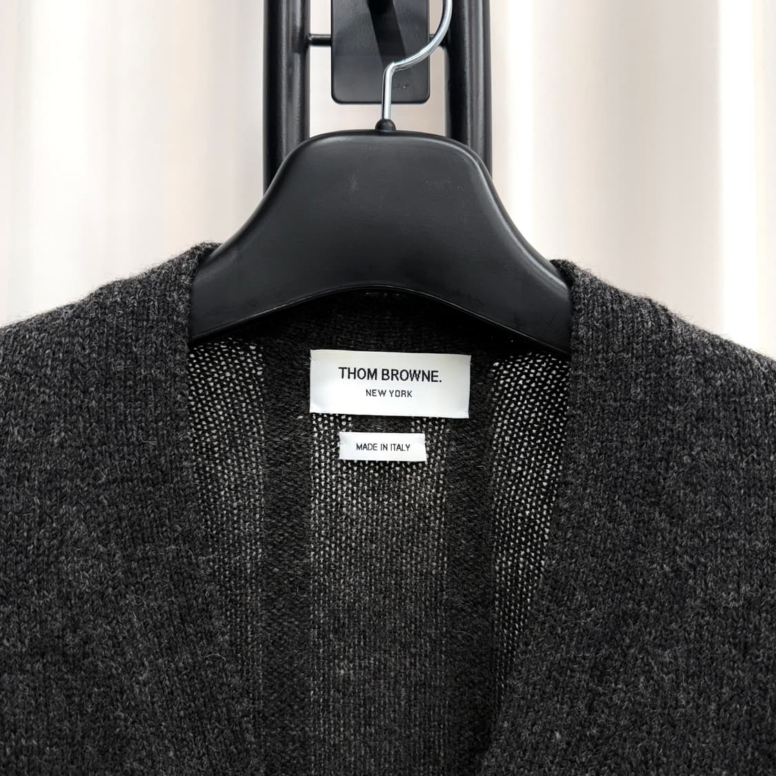 [4] 톰브라운 사선완장 셰틀랜드 가디건 다크그레이 상품이미지3