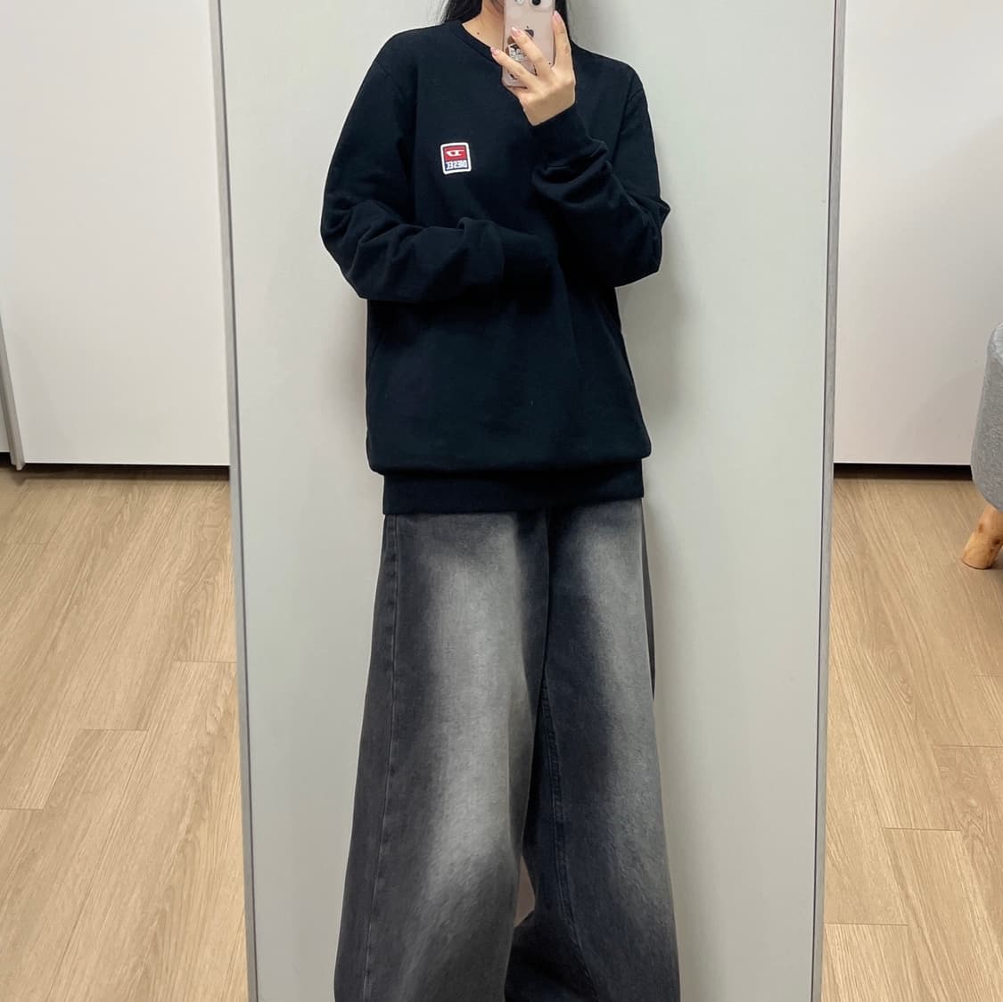 디젤 DIESEL 로고 패치 블랙 맨투맨 상품이미지1