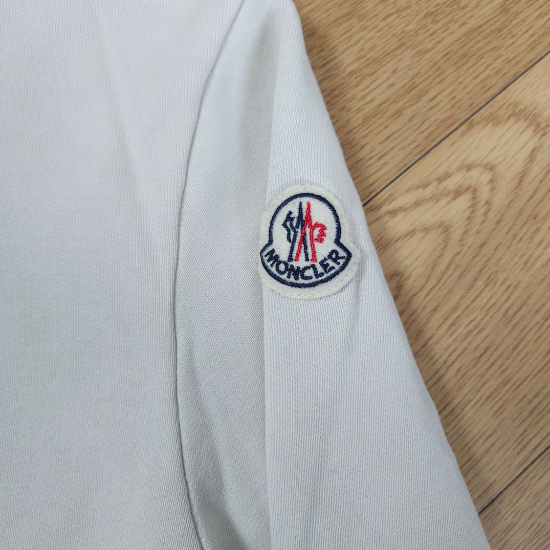 몽클레어 화이트 레터링 얇은기모 맨투맨 S 90 상품이미지2