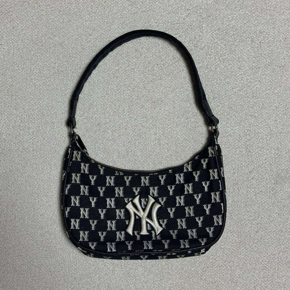 MLB 모노그램 자카드 호보백 상품이미지1