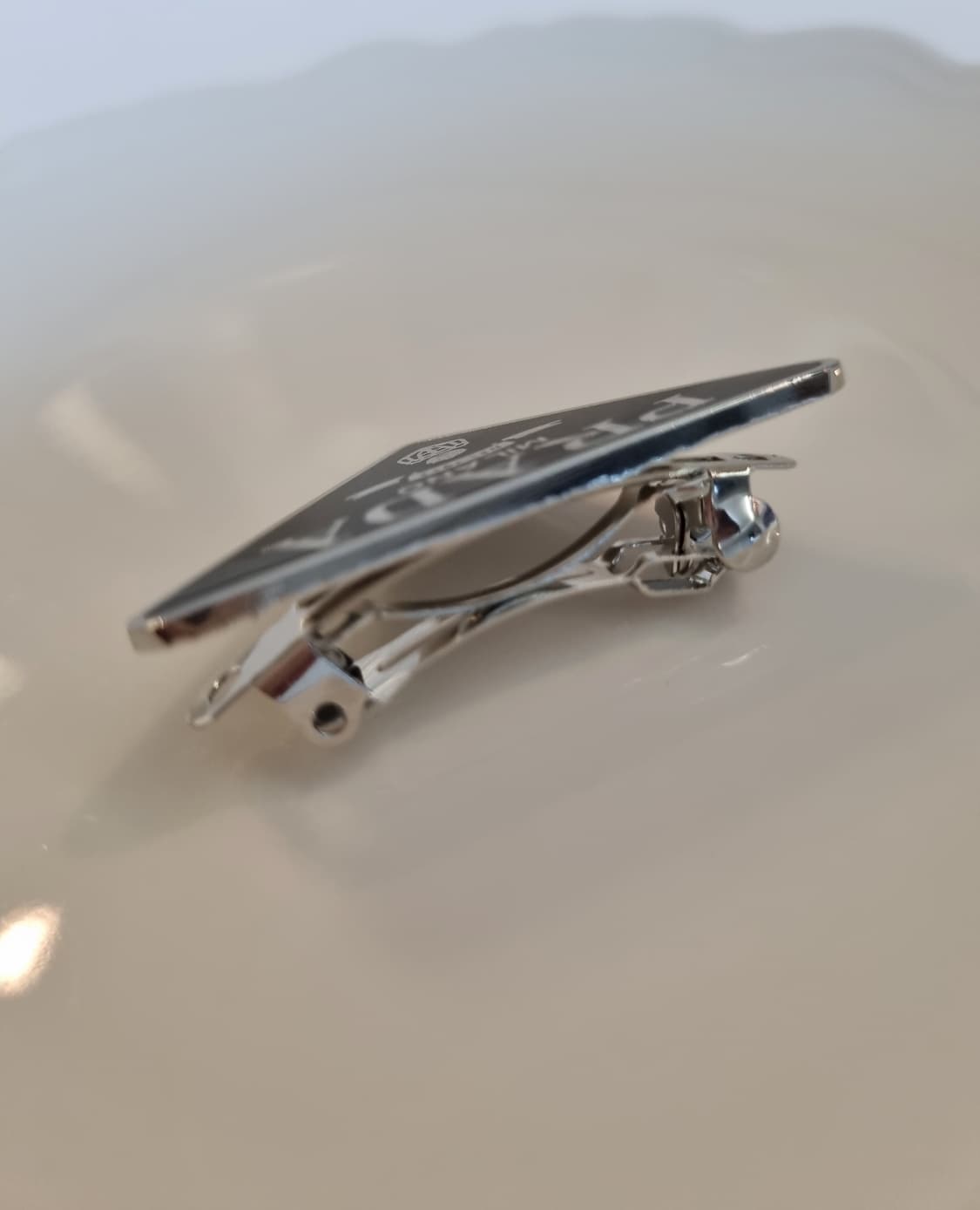 프라다 업사이클링 삼각로고 자동핀 블랙 상품이미지2