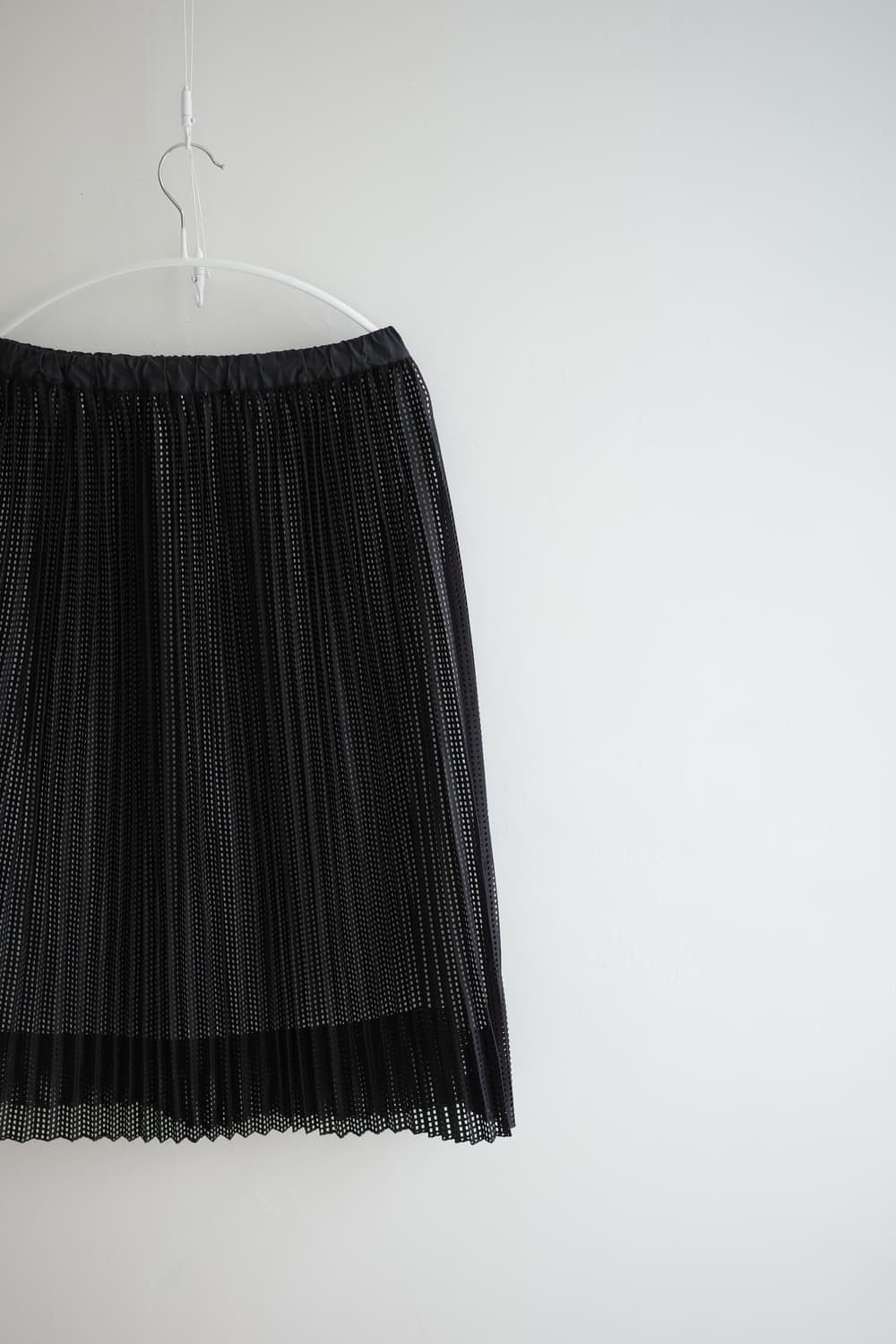 rhythomos 
• 블랙 펀칭 주름 미디어 스커트 상품이미지4