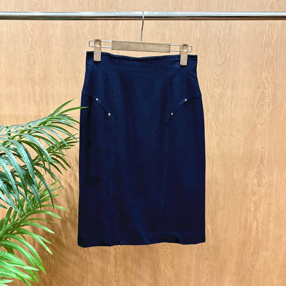 꾸레쥬 미디 스커트 절개 스터드 장식 백 슬릿 디테일 H라인 네이비 상품이미지1