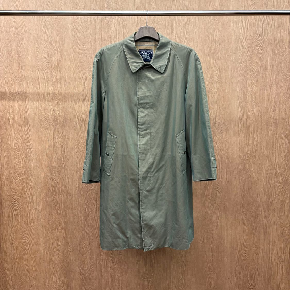 버버리 클래식 싱글 코트 안감 체크 라이닝 사이드 플랩 포켓 디테일 카키 상품이미지2