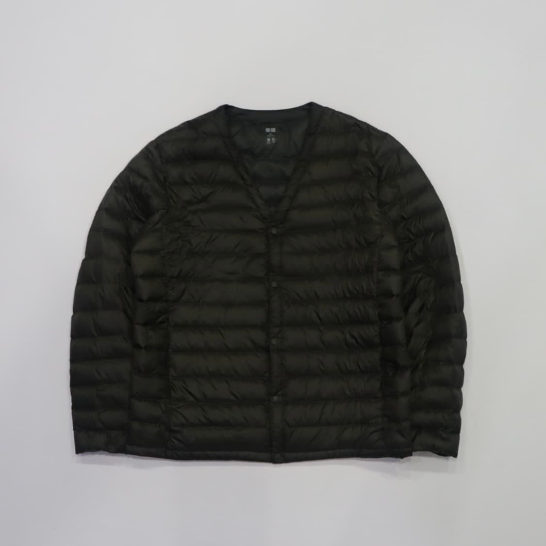 유니클로 카키 다운 브이넥 경량 가디건 패딩 상품이미지1