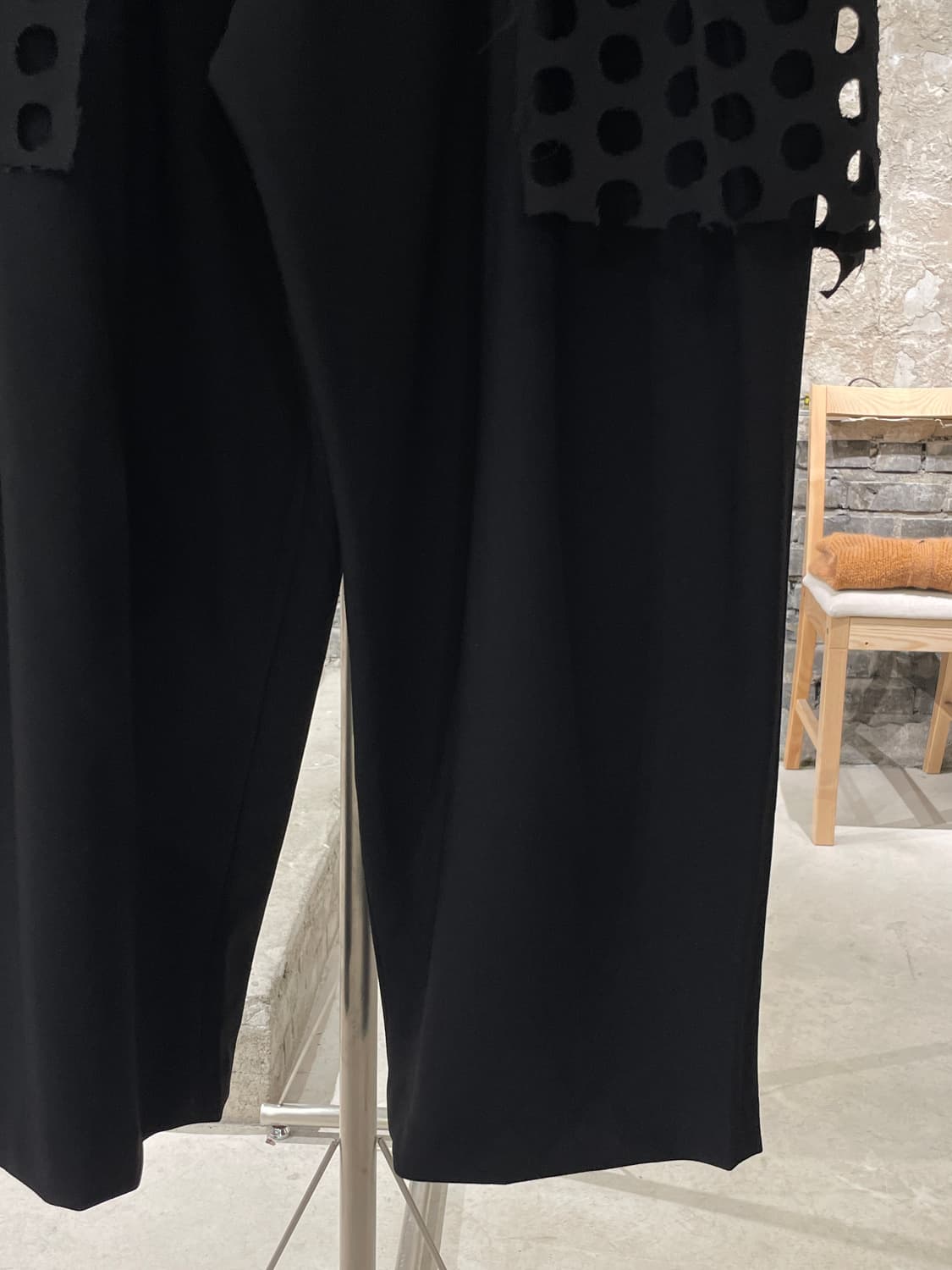 design by 영민 블랙 펀칭 컷 아웃 래핑 와이드 슬랙스 상품이미지5