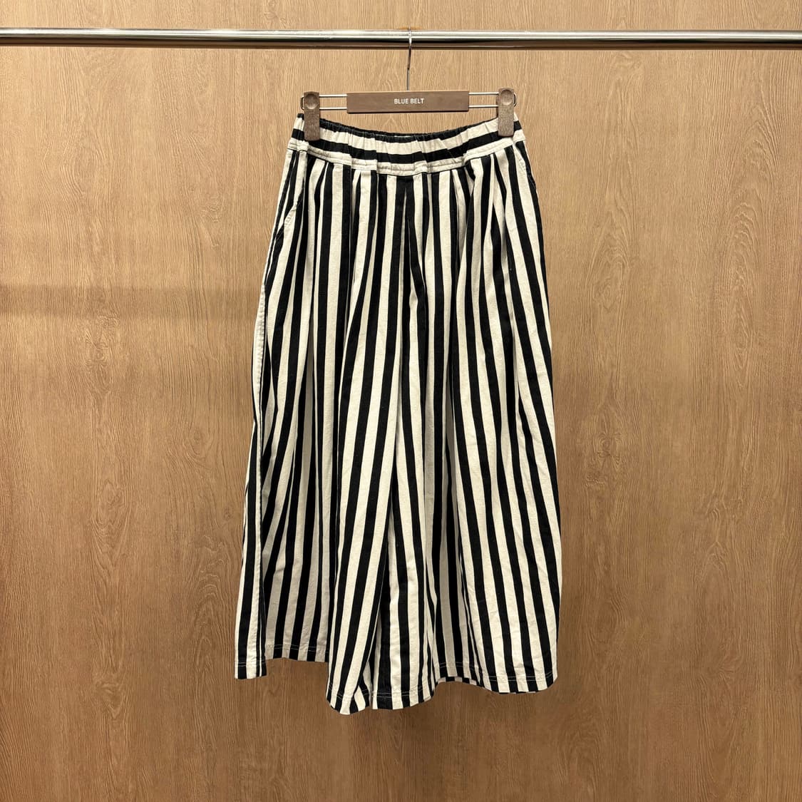 이치 밴딩 와이드 팬츠 스트라이프 패턴 셔링 플레어 디테일 블랙 아이보리 상품이미지2