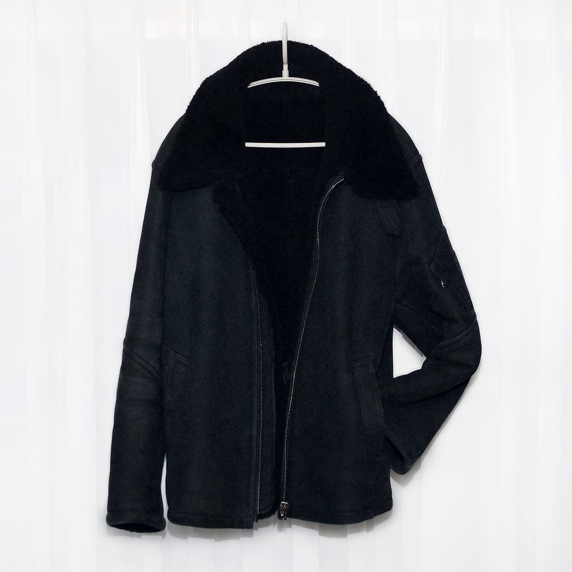 알레그리 올블랙 모던에센셜 천연 양가죽 숏무스탕 자켓 (50 / 100) 상품이미지1