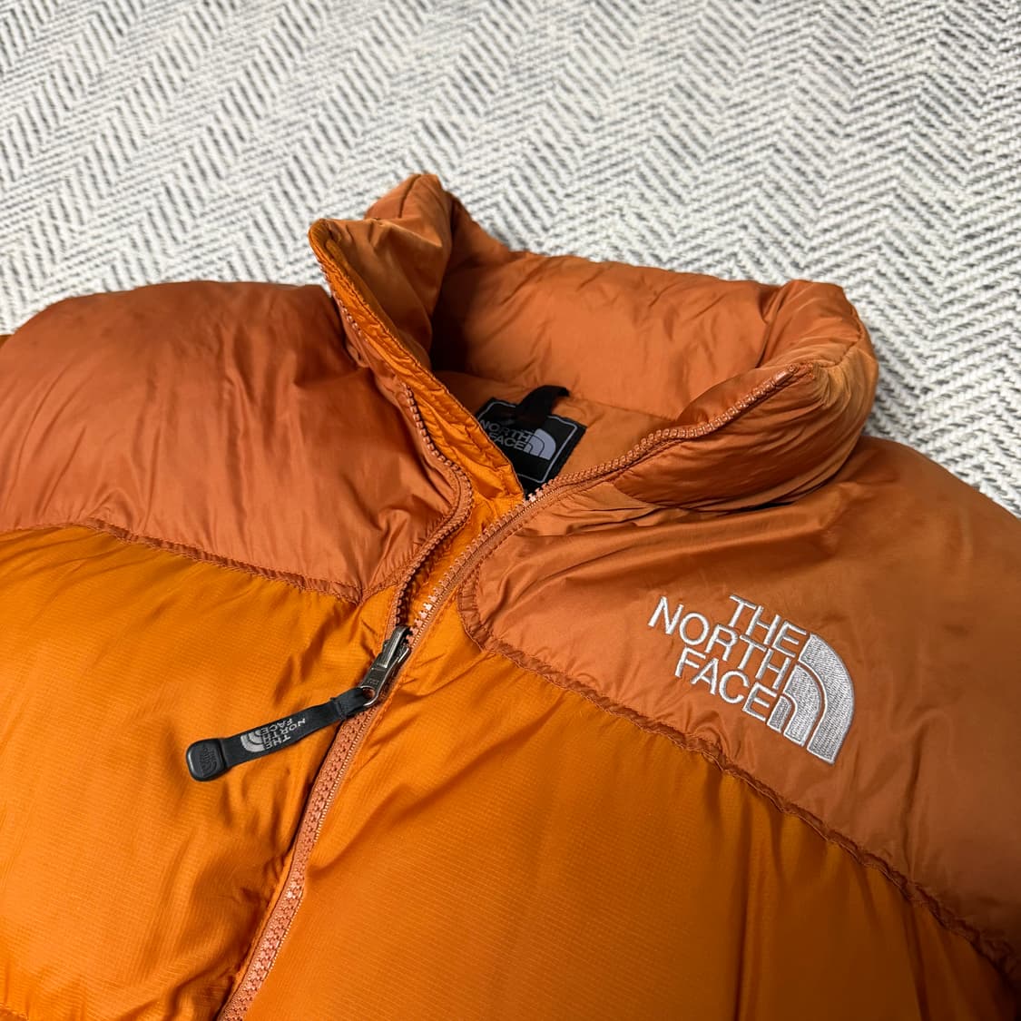 [105] 노스페이스 센터로고 무광 오렌지 700 눕시 패딩 상품이미지3