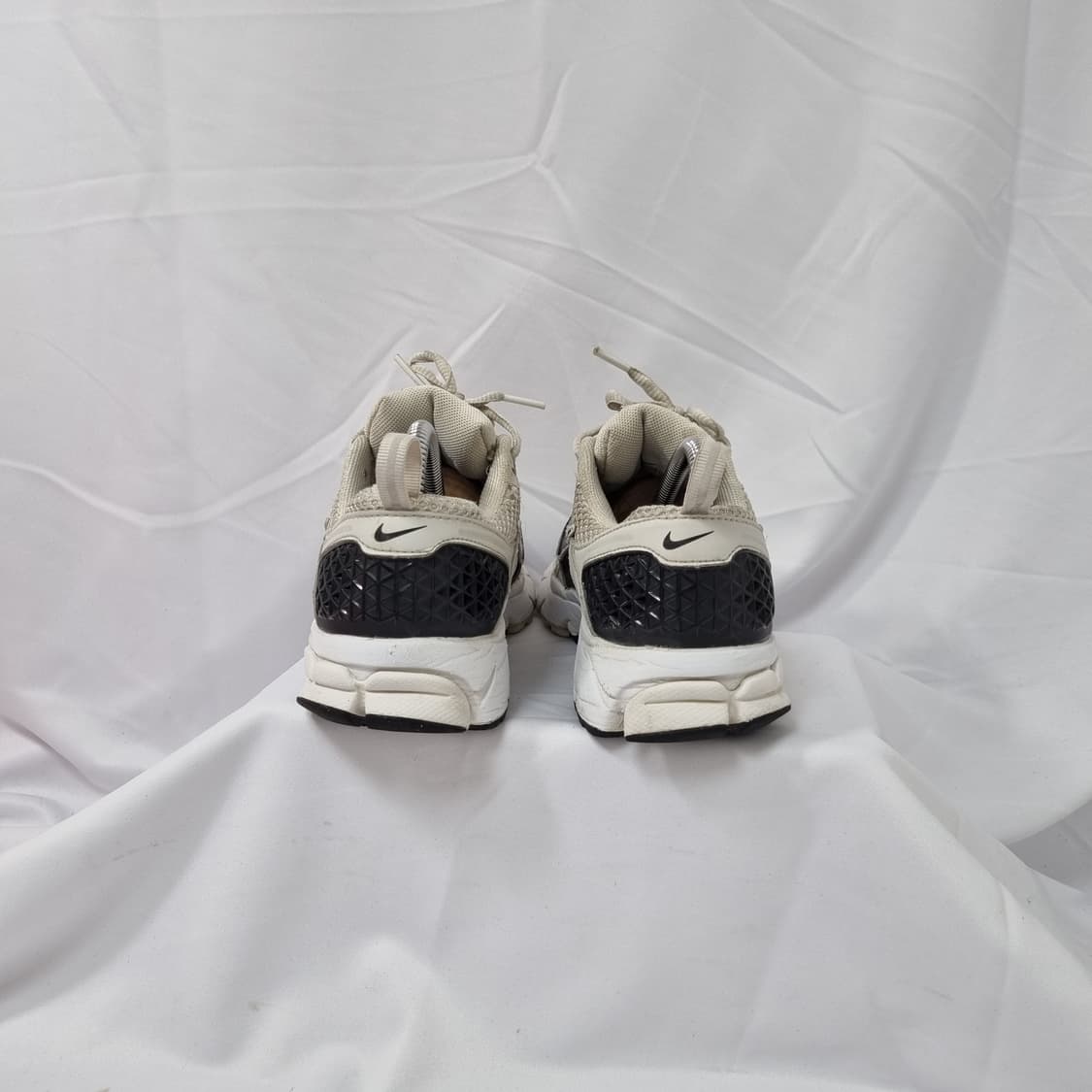225 나이키 줌 보메로 5 플래티넘 스니커즈 상품이미지3