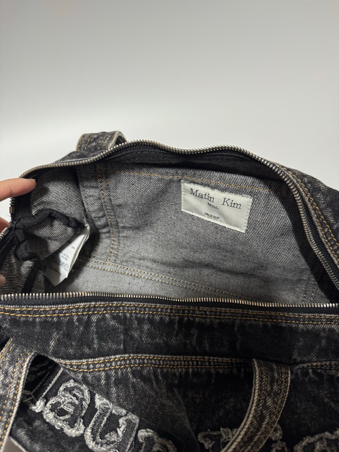 마뗑킴 워시드 데님 더플백 블랙 상품이미지6