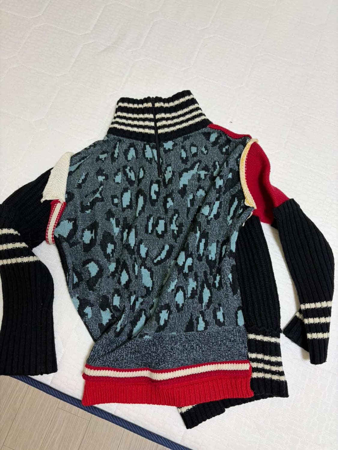 발렌시아가 블랙 패치워크 하이넥 니트 상품이미지4