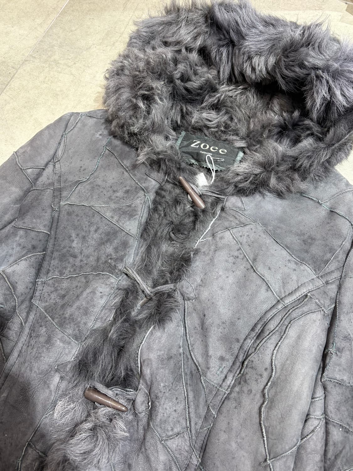 Zoee 갸루 차콜 퍼 무스탕 떡볶이 코트 상품이미지3