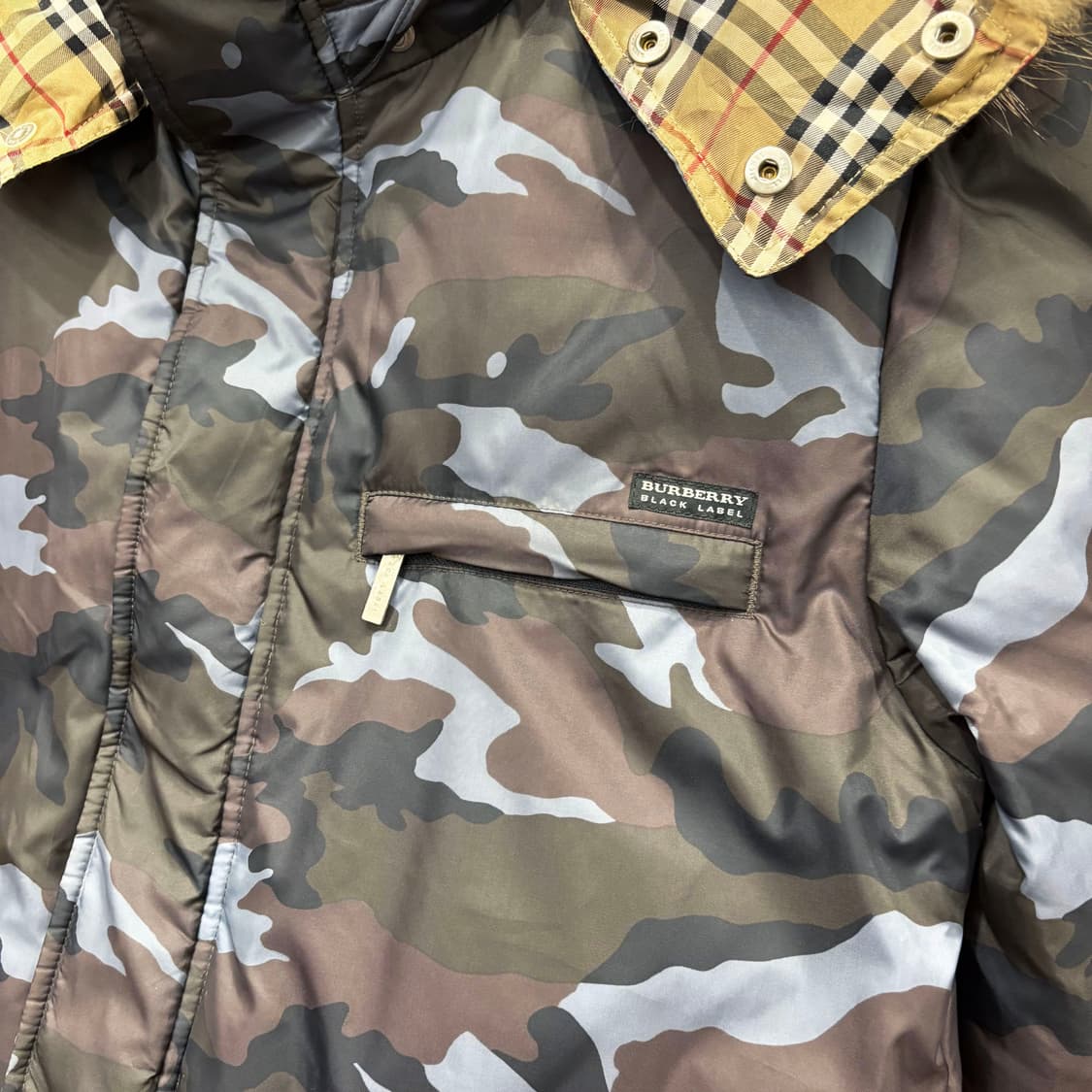 버버리 블랙 라벨 하이넥 패딩 퍼 후드 카모플라주 패턴 디테일 블루 상품이미지6