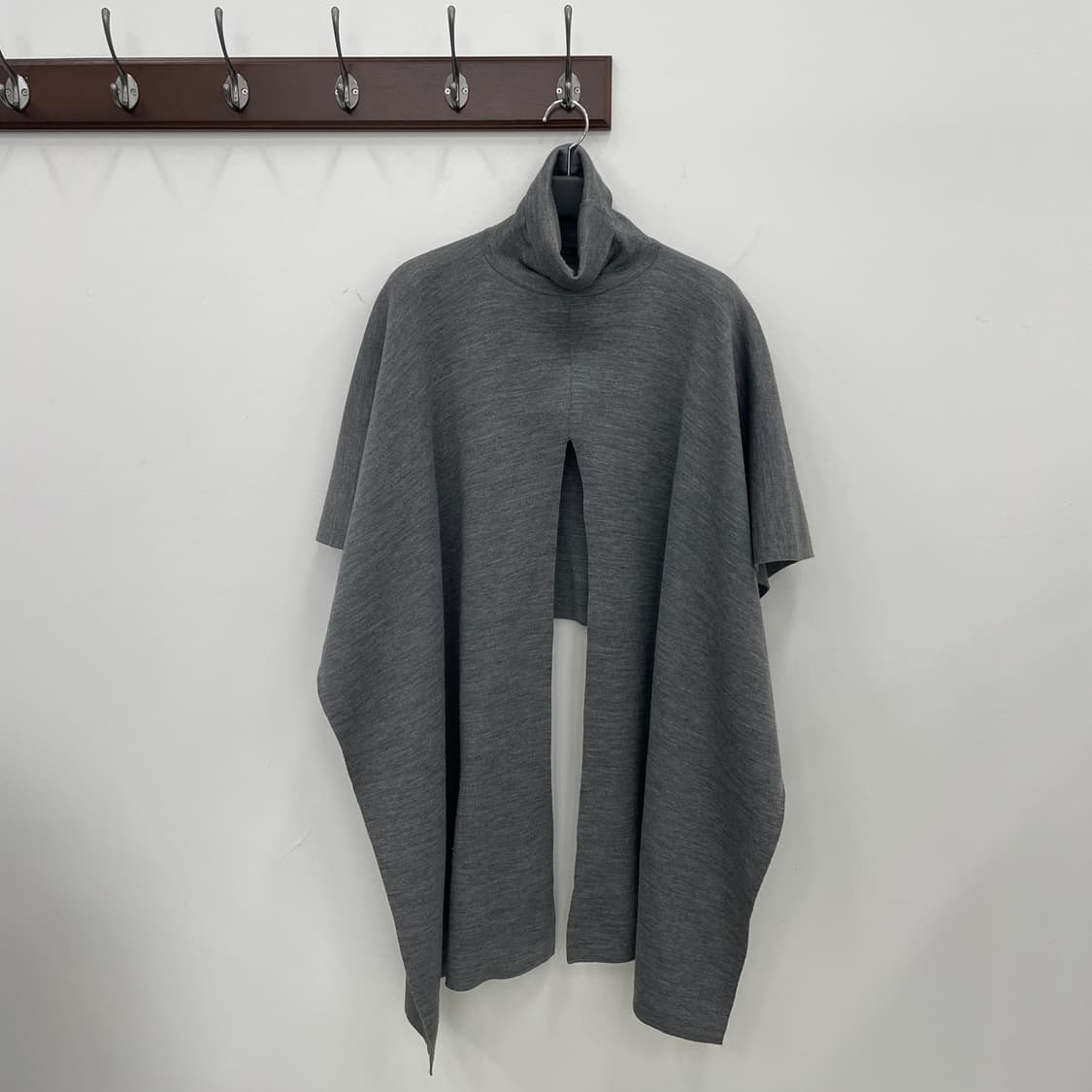 코스 터틀넥 트임 망토 회색 상품이미지1
