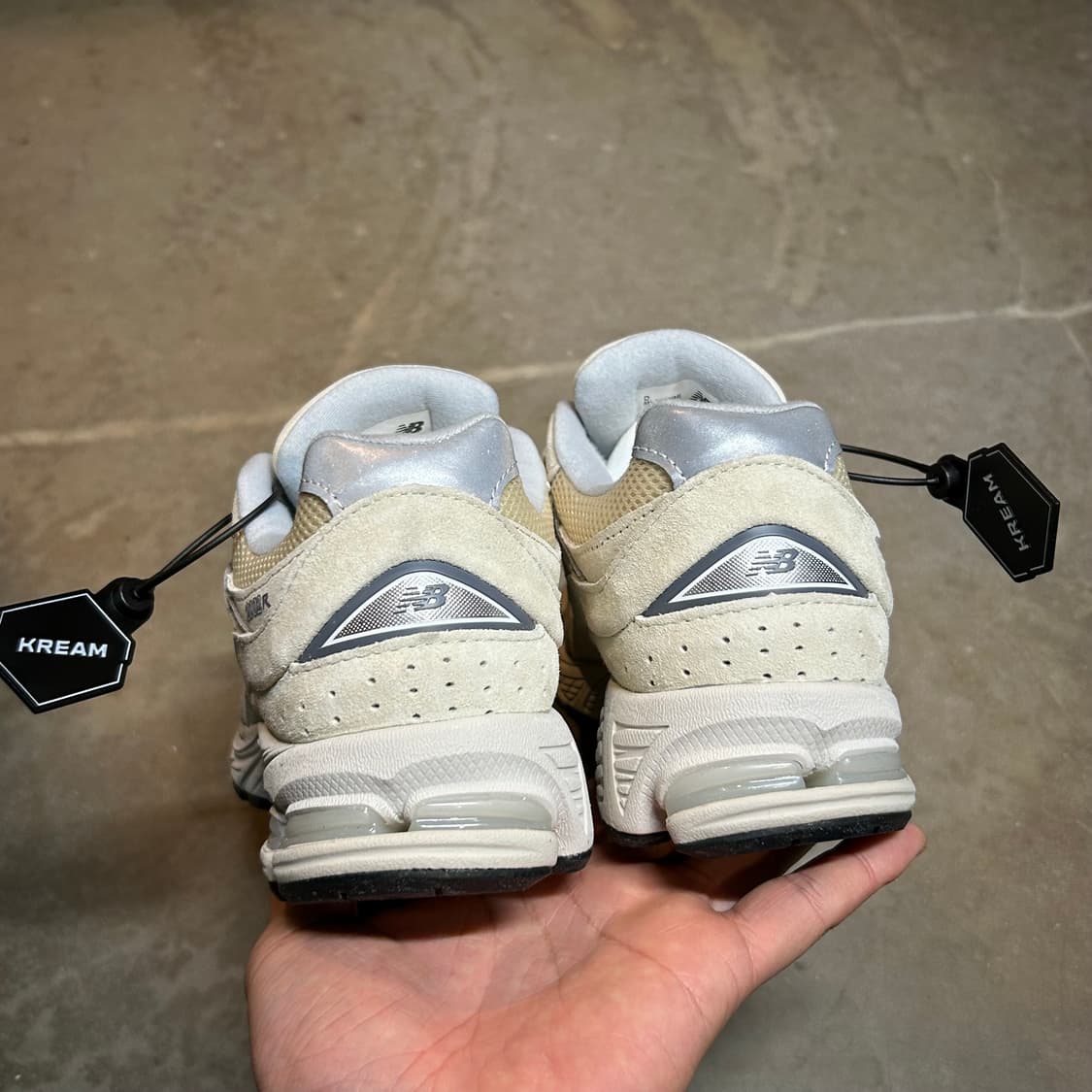 235) 뉴발란스 2002R 아이보리 스니커즈 미사용품 상품이미지6