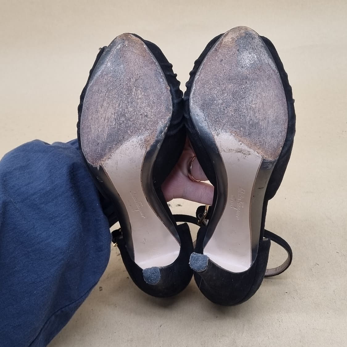 페라가모 스웨이드 오픈토 샌들힐 220 굽12 상품이미지3