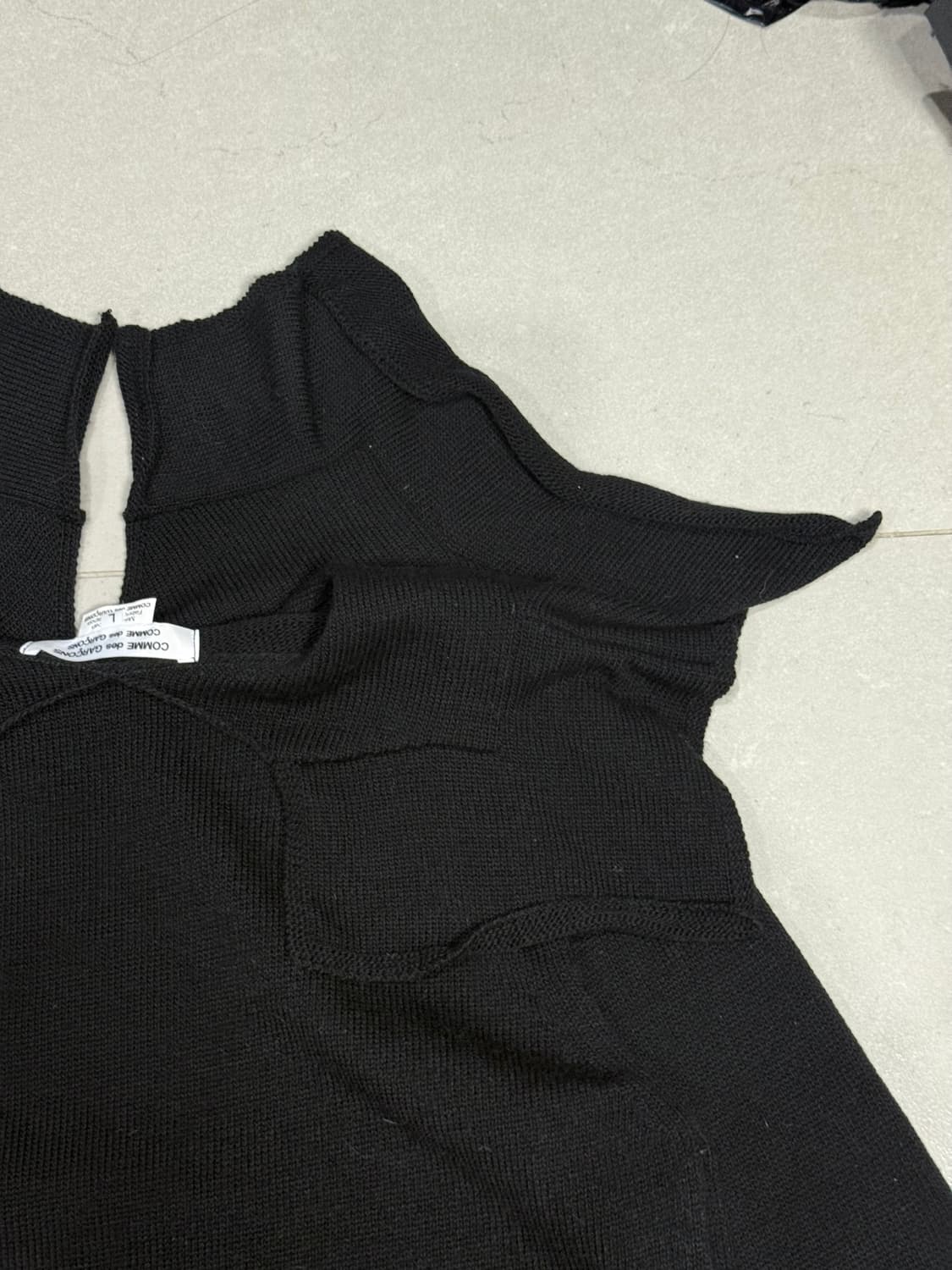 2022 꼼데가르송 어깨 원단 결합 디테일 니트 스웨터  상품이미지6