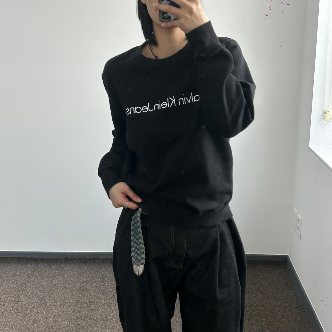 Calvin Klein Jeans 스펠아웃로고 블랙 맨투맨 상품이미지1