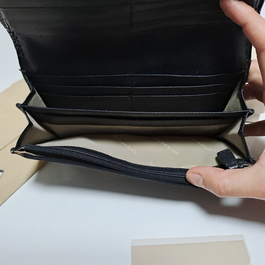 [100%/정품] 버버리 체크 장지갑 블랙 에나멜, 정품 택 박스 포함 상품이미지5