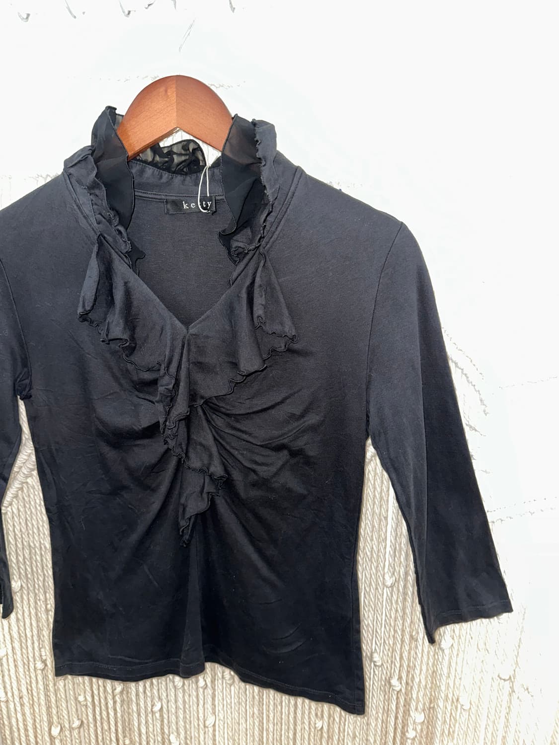 프릴 셔링 브이넥 슬림 티 상품이미지3