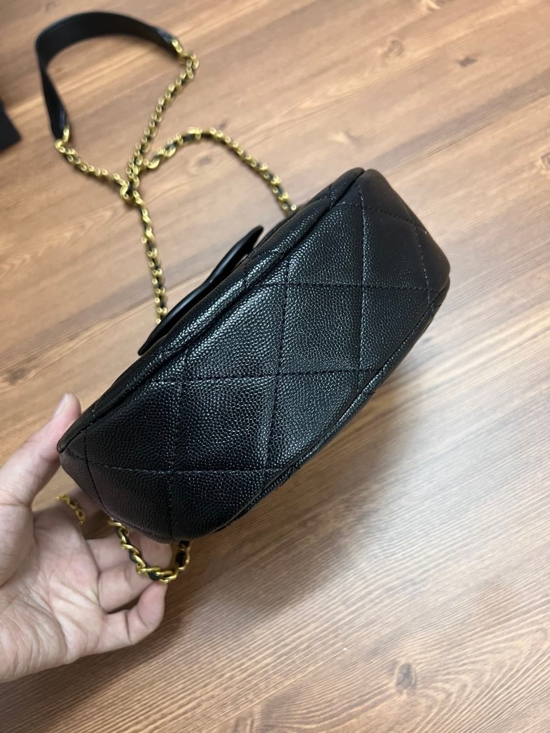 샤넬뷰티 블랙 캐비어 반달플랩백 퀄팅 숄더백 VIP 상품이미지8