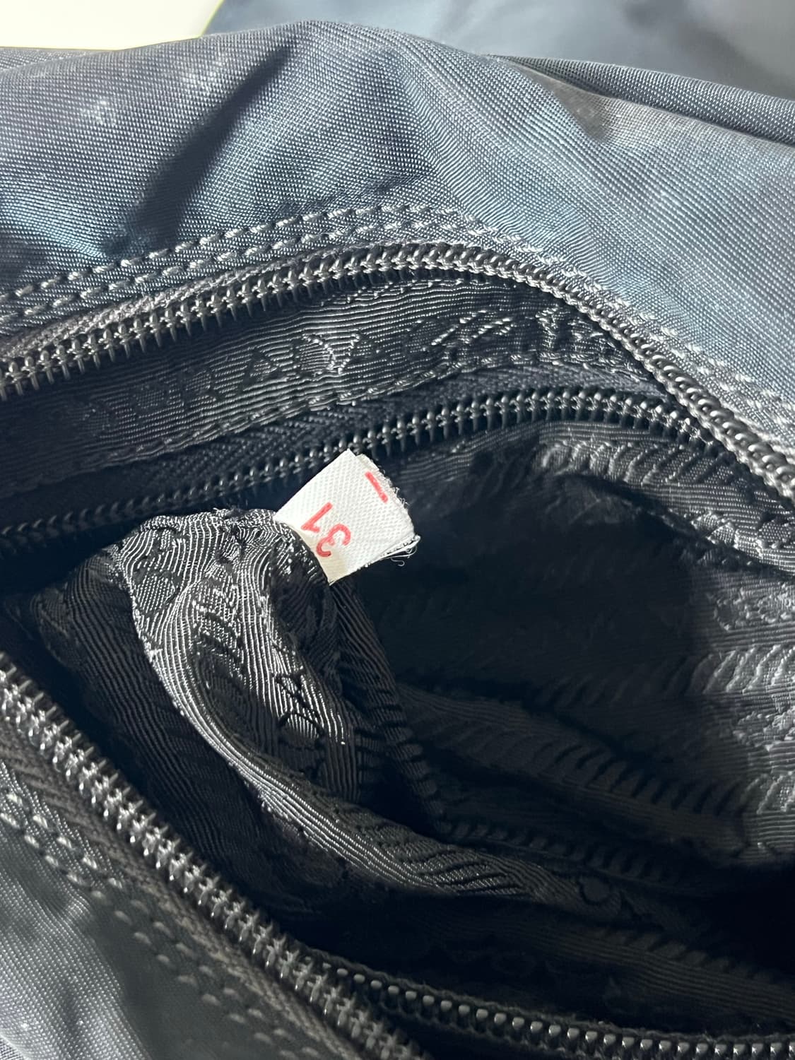 프라다 나일론 원버클 크로스백 상품이미지10