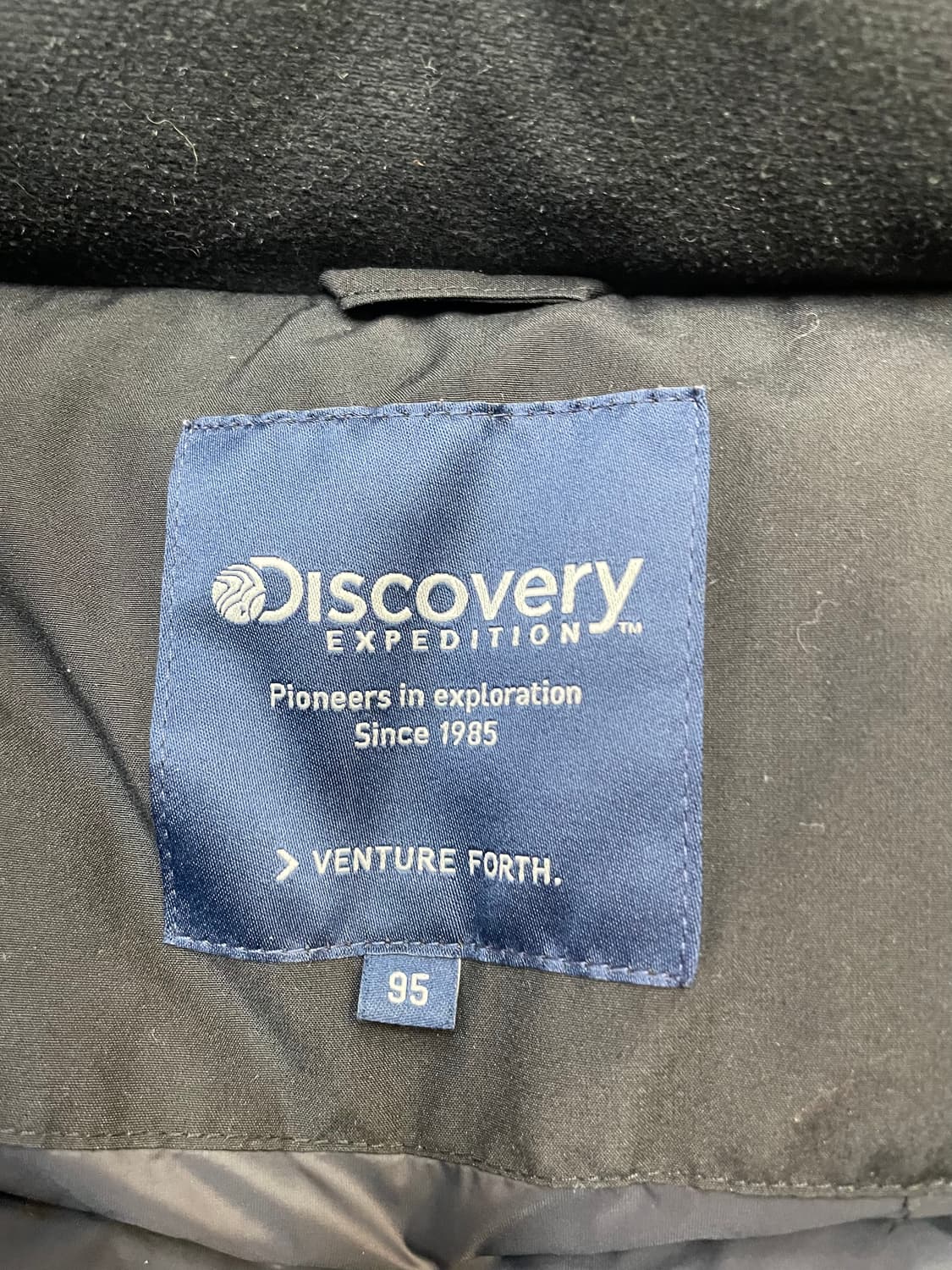 디스커버리 여성 롱패딩 블랙 색상입니다. 사이즈는 95이고, 품번은 DW 상품이미지2