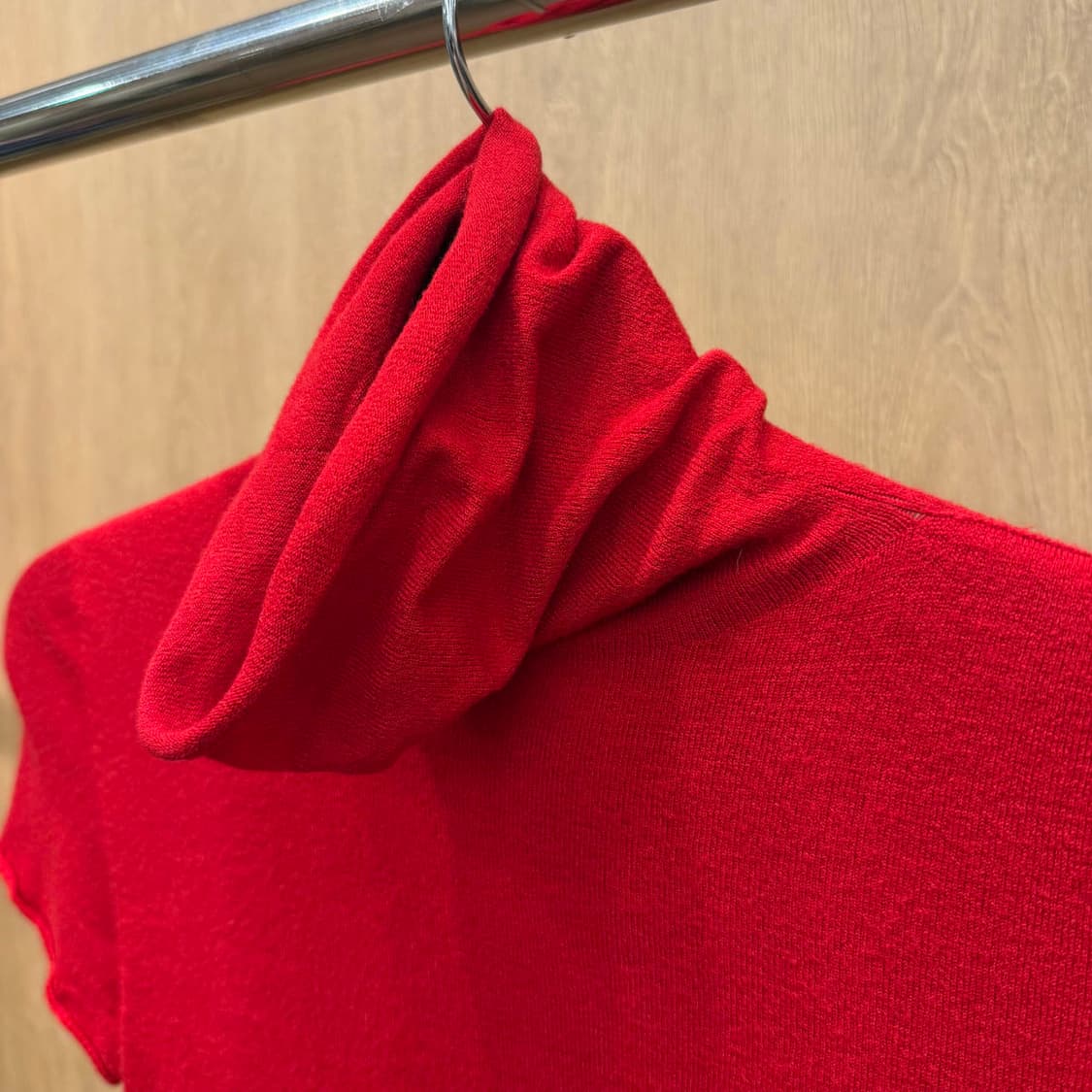 막스앤코 터틀넥 반팔 니트 파인 니트 롤 엣지 디테일 슬림핏 레드 상품이미지5